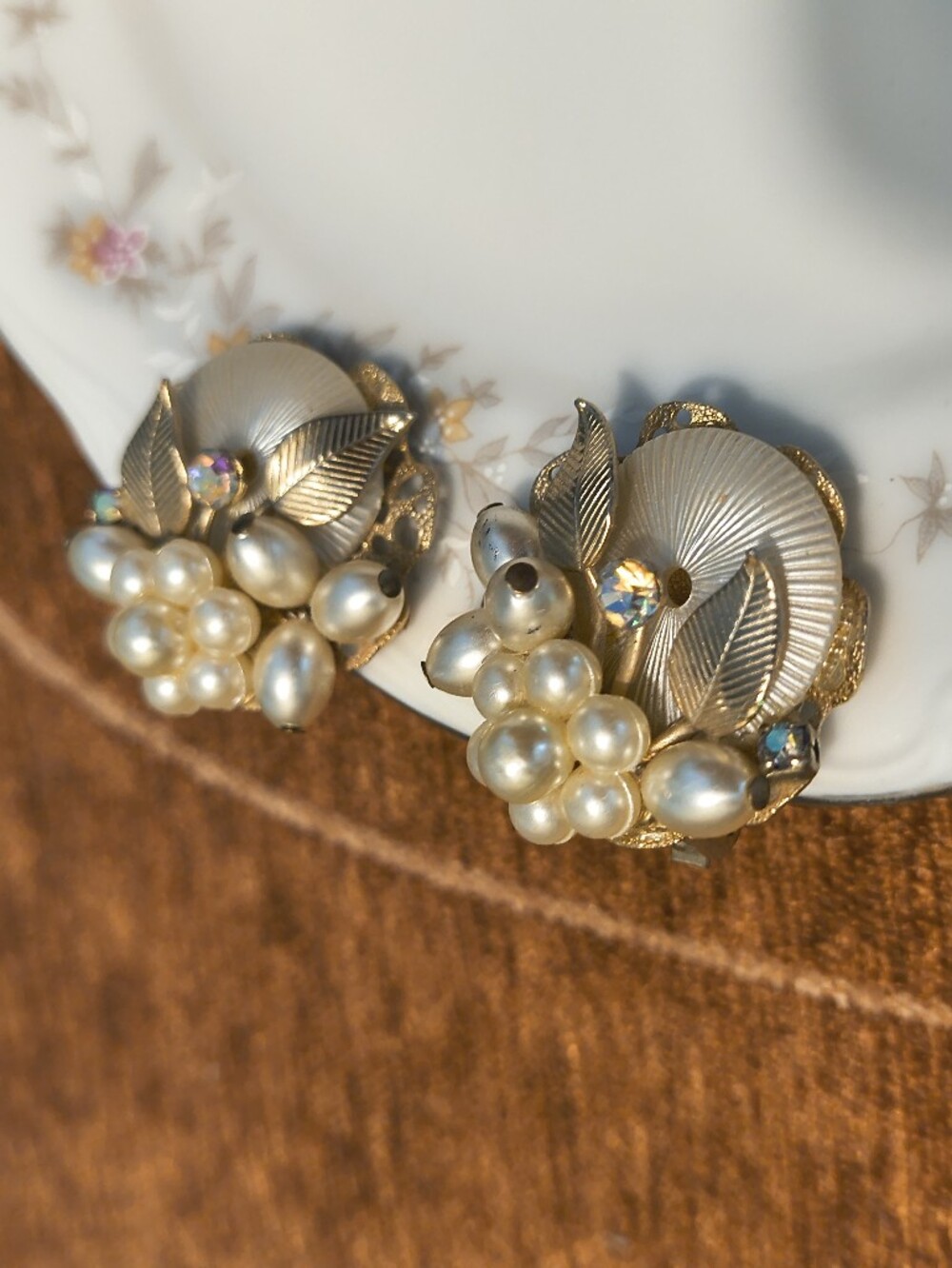 Vtg Unsigned Gold Tone Pearl Cluster Clip On Earrings AB Rhinestines - Picture 5 of 7